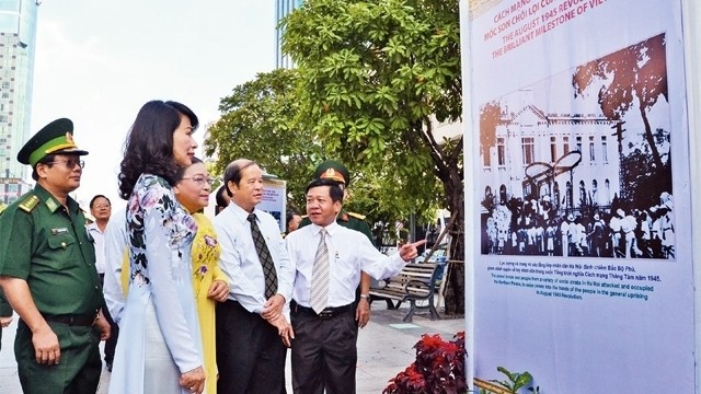 Exposition photographique «71 ans de la Révolution d’août et de la Fête nationale,le 2 septembre» orrganisée à Hô Chi Minh-Ville. Photo: NDEL.