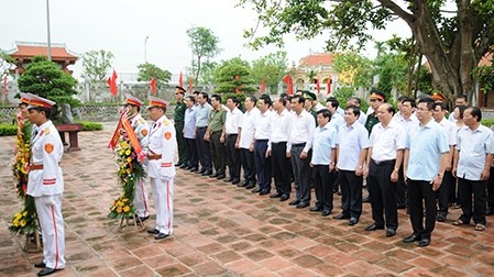 La délégation des autorités de la province de Thai Binh (au Nord) ont rendu un hommage au Président Hô Chi Minh, le 29 août, en son mémorial dans la commune de Tân Hoà, district de Vu Thu. Photo: baothaibinh.com.vn.