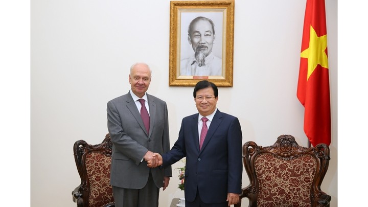 Le Vice-PM Trinh Dinh Dung et l’Ambassadeur de Russie au Vietnam, Konstantin Vnukov. Photo: VGP.