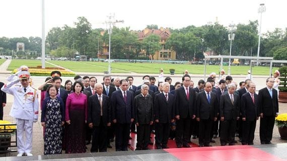 Les hauts dirigeants du pays rendent hommage au Président Hô Chi Minh dans la matinée du 1er septembre. Photo: VNA.