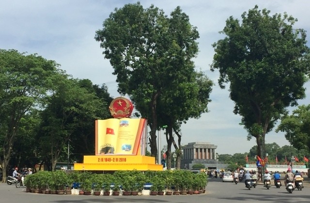 Des panneaux et affiches de propagande saluant les deux grandes dates du pays ​sont installés dans plusieurs endroits publics de la capitale. Photo: Bao Ngoc/NDEL.