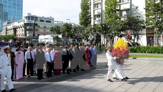 Les autorités de la mégalopole du Sud rendent hommage au Président Hô Chi Minh. Photo: VNA.