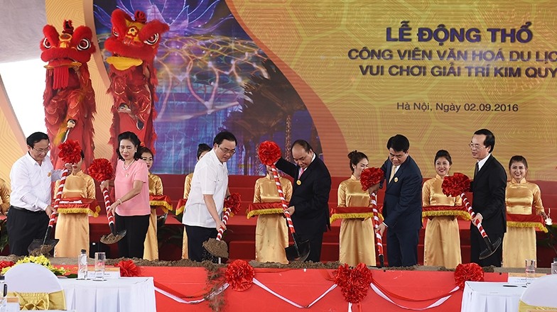 Le PM vietnamien, Nguyên Xuân Phuc (3e, à droite), assiste à la cérémonie de mise en chantier du Parc Kim Quy, le 2 septembre, à Hanoi. Photo: VGP. 