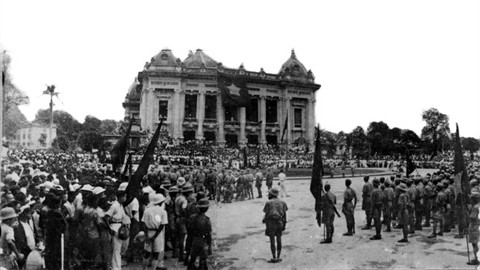 Dès 9h00, le 19 août 1945, des dizaines de milliers de personnes affluent en masse, au Grand théâtre (actuel Opéra de Hanoï) et se tiennent prêts pour la grande manifestation annoncée la veille par le Viêt Minh. Photo: VNA.