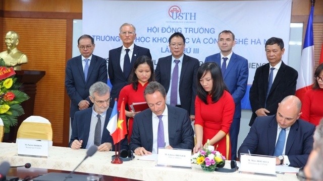 Signature du mémorandum entre Airbus et USTH sur les soutiens en vue de la création du Département de l’Aviation. Photo: baodautu.vn.