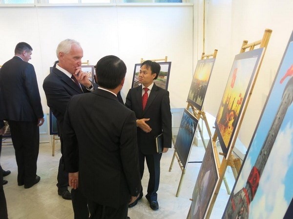 Mikola Istvan, secrétaire d'État chargé de la sécurité et de la coopération internationale au Ministère hongrois des Affaires étrangères et du Commerce visite l’exposition photographique. Photo: VNA.