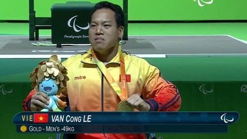 Le dynamophile vietnamien Lê Van Công et sa médaille d’or des Jeux paralympiques 2016 au Brésil. Photo: VGP.