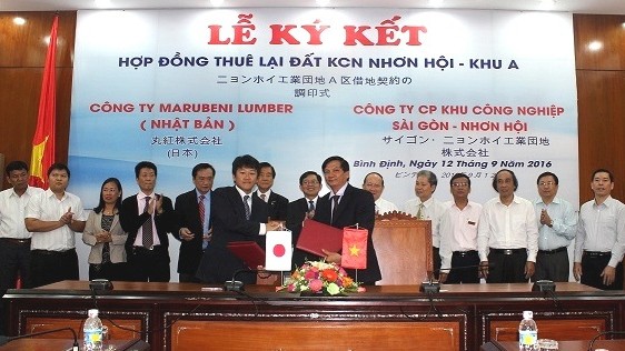 Signature entre la Société japonaise Marubeni Lumber et la société par actions de la ZI Saigon-Nhon Hôi, le 12 septembre. Photo: baodautu.vn.