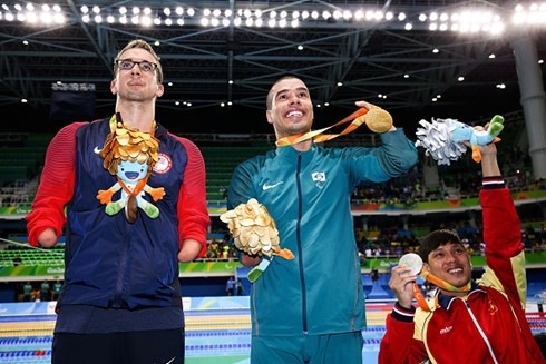 Le paranageur Vo Thanh Tùng (1er, à droite) gagne une médaille d’argent aux Jeux Olympiques de Rio. Photo: Getty.