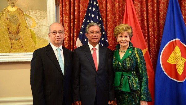 L'Ambassadeur du Vietnam aux États-Unis (au centre) et le secrétaire d'État adjoint américain, Daniel Russel, et la déléguée Madeleine Z.Bordallo lors de la cérémonie. Photo: Ambassade du Vietnam aux États-Unis.