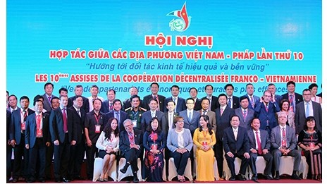 Photo de famille des participants des 10es Assises de la coopération décentralisée franco-vietnamienne tenues dans  la ville de Cân Tho (delta du Mékong). Photo: baocantho.com.vn