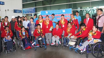 Les sportifs handicapés vietnamiens retournent triomphalement au pays. Photo: VOV.
