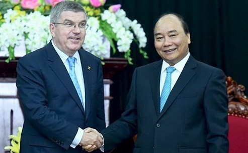 Le PM vietnamien, Nguyên Xuân Phuc (à droite), et le Docteur Thomas Bach, Président du CIO. Photo: VGP.