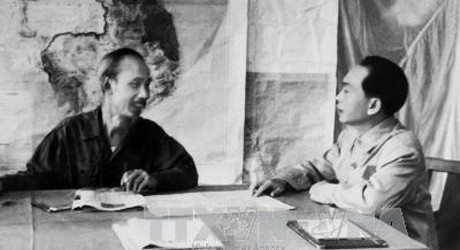 Le Général Vo Nguyên Giap (droite) fait un rapport de la situation de la bataille de Diên Biên Phu avec le Président Hô Chi Minh   