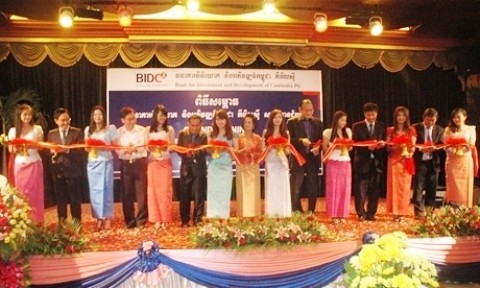 Inauguration de la 7e filiale de la Banque d'investissement et de développement du Vietnam (BIDV) au Cambodge, fin 2013 à Phnom Penh. Photo: Xuân Khu/VNA.