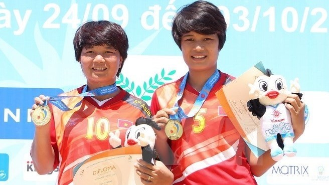 Le double Hoàng Thi Tra My et Nguyên Thi Dào de l'équipe de Da câu (plume-foot) du Vietnam ont remporté une médaille d'or en double dames lors de la 3e journée des ABG5. Photo: VNA.