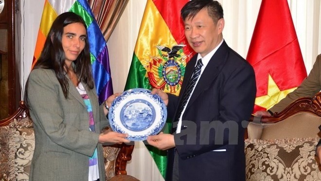 Nguyên Tuân Phong, chef adjoint de la Commission centrale des Relations extérieures du PCV et la présidente de la Chambre des Députés de Bolivie, Gabriela Montano. Photo: VNA.