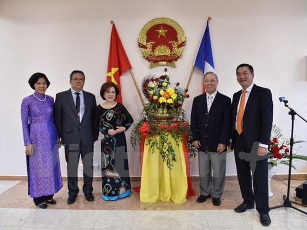 Le Consul général du Vietnam à Sydney, Hoàng Minh Son (1er, à droite), et le haut-commissaire de la République française en Nouvelle-Calédonie, Thierry Lataste (2e, à gauche). Photo: VNA.