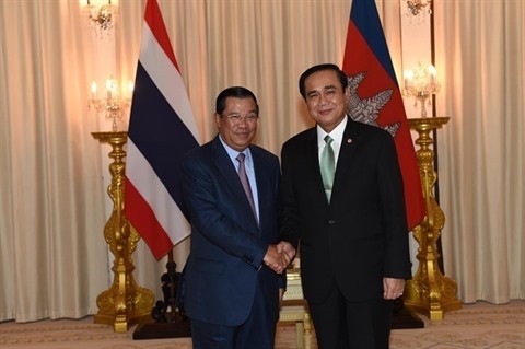 Le Premier ministre cambodgien Samdech Hun Sen (à gauche) et son homologue thaïlandais Prayut Chan-ocha. Photo: CTV/CVN