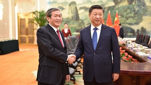 Dinh Thê Huynh, membre du Bureau politique et Permanent du Secrétariat du CC du PCV (à gauche) et le Secrétaire général du CC du Parti communiste et Président chinois, Xi Jinping. Photo: VNA.