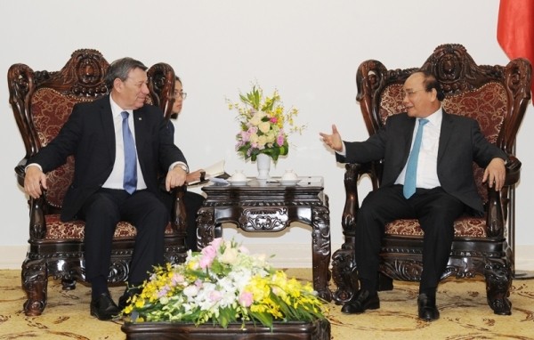 Le ministre de Affaires étrangères de l’Uruguay, Rodolfo Nin Novoa (à gauche), reçu par le PM vietnamien, Nguyên Xuân Phuc. Photo: Trân Hai/NDEL.