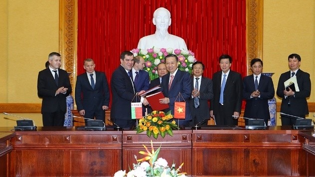 Signature d'un mémorandum sur les échanges de cadres entre le Ministère vietnamien de la Sécurité publique et le Comité de la Sécurité nationale de la Biélorussie. Photo: cand.com.vn.