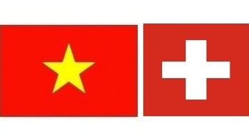 Les drapeaux du Vietnam et de la Suisse. Photo: NDEL.