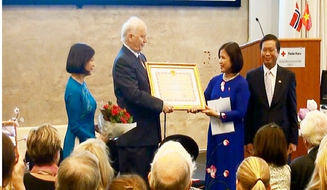 L'Ambassadrice du Vietnam en Norvège, Lê Thi Tuyêt Mai (à droite), remet l’Ordre d’amitié du Vietnam à l’ancien ministre norvégien des AE, Thorvald Stoltenberg. Photo: VNA.