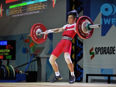 Lê Nguyên Quôc Bao concourrait dans la catégorie des moins de 50 kg aux Championnats du monde juniors d’haltérophilie 2015. Photo: CTV/CVN.