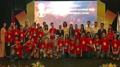 La délégation vietnamienne de mathématiques et de sciences lors des 13e IMSO 2016 organiséen Indonésie du 9 au 13 novembre. Photo: Thanhniên/VNA/CVN 