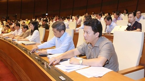 Les députés pressent le bouton adoptant la Loi sur les croyances et les religions, le 18 novembre, à Hanoi. Photo: VNA.