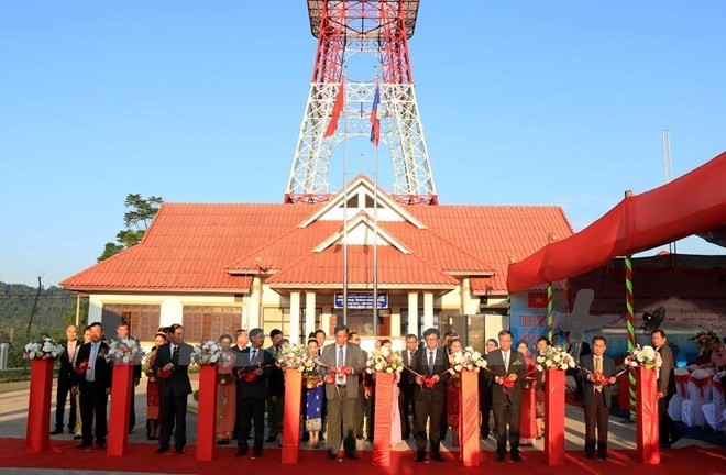 Cérémonie d’inauguration et de remise de la station de la Télévision de la province d’Oudomxay au Laos. Photo: VNA.