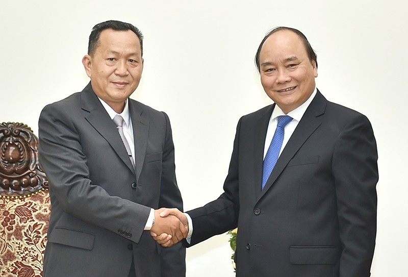 Le PM vietnamien, Nguyên Xuân Phuc (à droite), et le directeur général de la KPL, Sounthone Khanthavong, le 7 décembre à Hanoi. Photo: VGP.