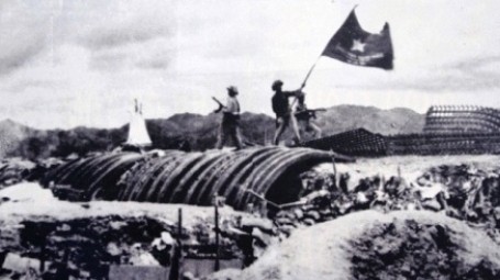 À 17h30 le 7 mai 1954, le drapeau de l'Armée populaire du Vietnam a flotté sur la casemate de Général De Castries. Photo d'archives.