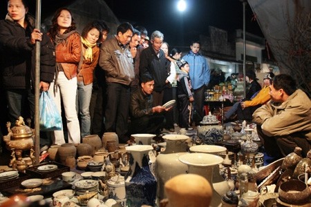 Des produits céramiques au marché Viêng. Photo: VNP.