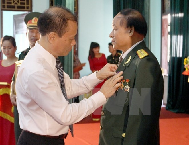 Remise des ordres et des insignes à des cadres, bénévoles et spécialistes vietnamiens. Photo: VNA.