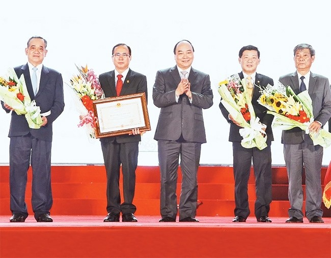 Le PM vietnamien, Nguyên Xuân Phuc (centre), remet l’Ordre de l’Indépendance de première classe à la province de Binh Duong. Photo: VNA.