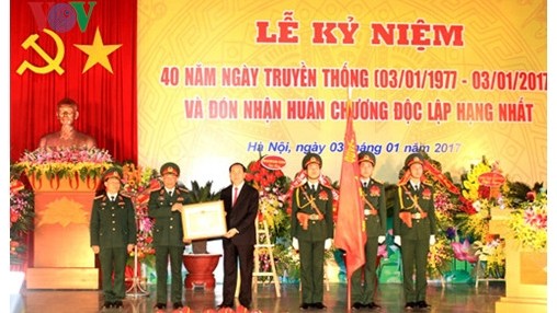Le Président de la République, Trân Dai Quang, remet l’Ordre de l'Indépendance de première classe à l’Institut de la défense.Photo: VOV.