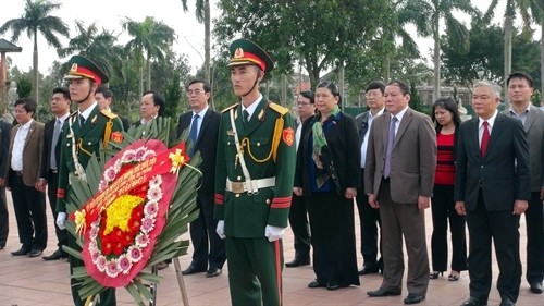 La Vice-Présidente de l’Assemblée nationale, Tong Thi Phong, rend hommage aux héros et morts pour la Patrie, à l’ancienne citadelle de Quang Tri. Photo: VNA.