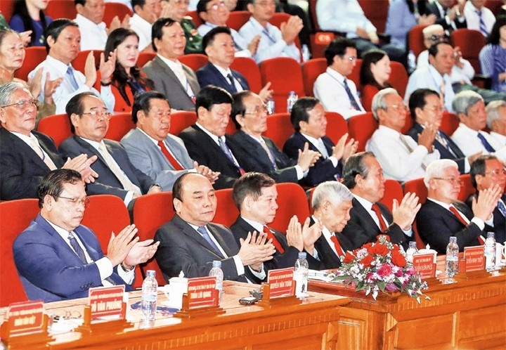 Le PM vietnamien, Nguyên Xuân Phuc (2e, à gauche, 1er rang) assiste à la cérémonie de célébration des 20 ans de fondation et de développement de la province de Binh Phuoc. Photo: VNA.