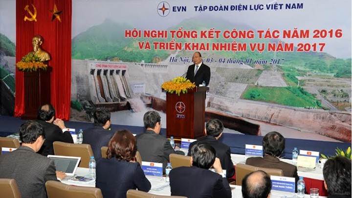 Le Premier ministre Nguyên Xuân Phuc à la réunion de mettre en œuvre les missions pour 2017 de l'EVN, tenue ce mardi, à Hanoï. Photo: Trân Hai/NDEL.
