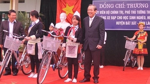 Le Vice-Premier ministre permanent Truong Hoa Binh lors de la cérémonie d’offrir 50 vélos aux élèves pauvres de l’école en internat des minorités du district de Bat Xat, province de Lào Cai (au Nord). Photo: VNA.