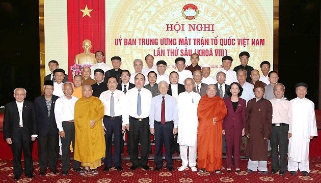 Le Secrétaire général du PCV, Nguyên Phu Trong, et les participants à la 6e conférence du CC du FPV. Photo: NDEL.