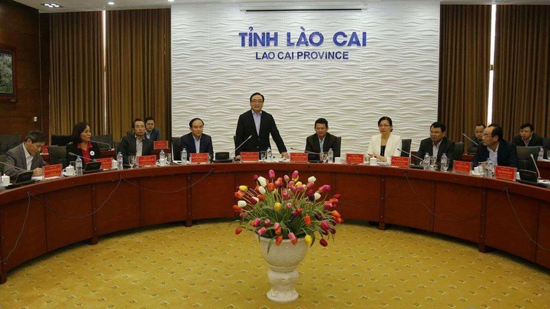 Le secrétaire du Comité municipal du PCV pour Hanoi, Hoàng Trung Hai (debout), lors de sa séance de travail avec les autorités de la province de Lào Cai, le 7 janvier. Photo: KT&DT. 