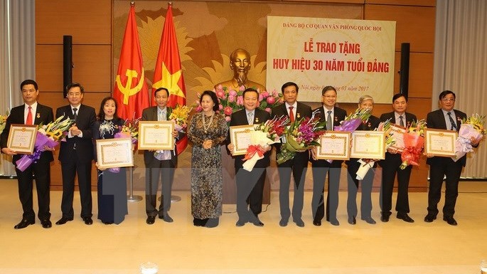 La Présidente de l’Assemblée nationale Nguyên Thi Kim Ngân a remis l’insigne de 30 ans d’appartenance au Parti aux cadres du Bureau de l’AN. Photo: VNA