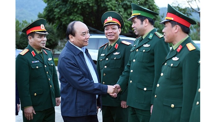 Le Premier ministre Nguyên Xuân Phuc (2e, à gauche) rend visite aux gardes-frontières basés à Trà Linh. Photo: VGP.
