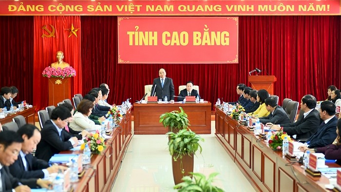 Le Premiyer ministre Nguyên Xuân Phuc travaille avec les autorités de la province de Cao Bang. Photo: VGP.
