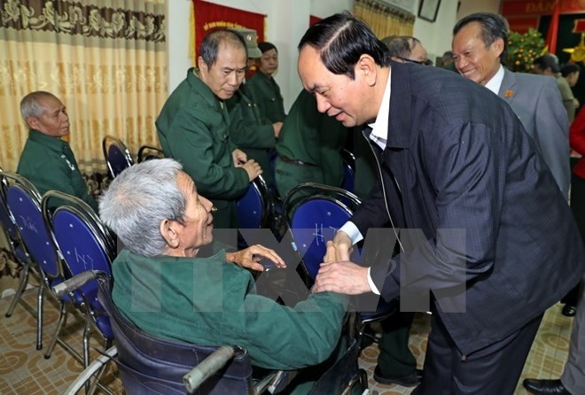 Le Président Trân Dai Quang rend visite à des invalides de guerre au centre de soins de Nho Quan. Photo: VNA.