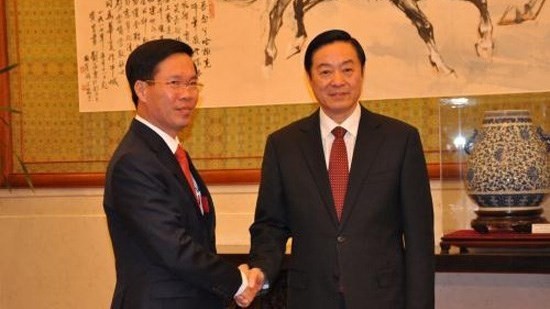 Le chef de la Commission de la Propagande et de l’Éducation du CC du PCV, Vo Van Thuong (à gauche), rencontre le chef du Département de la Propagande du CC du PCC, Liu Qibao. Photo: VNA.
