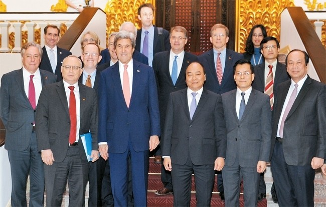 Le Premier ministre Nguyên Xuân Phuc (3e, à droite) et le secrétaire d'État américain, John Kerry (3e, à gauche). Photo: Trân Hai/NDEL.